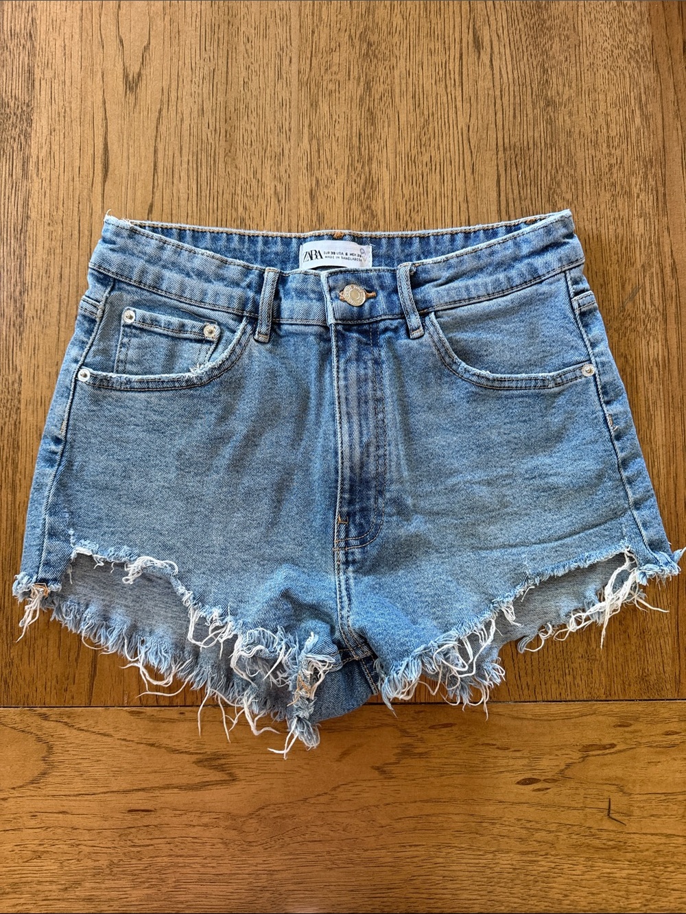 Zara women’s denim shorts size 6 Frayed Hem Denim Shorts